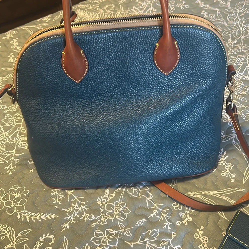 Dooney & Bourke Pebble Grain Large
Domed Satchel. Color TEAL a rare color. - Picture 3 of 6
